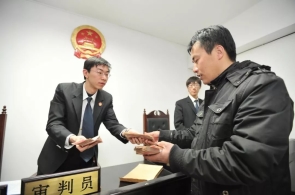 泪目！《正义路上》背后的故事让人为之动容……